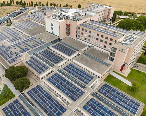 Photovoltaic-Anlage auf Gebäude-Dächern (Foto)