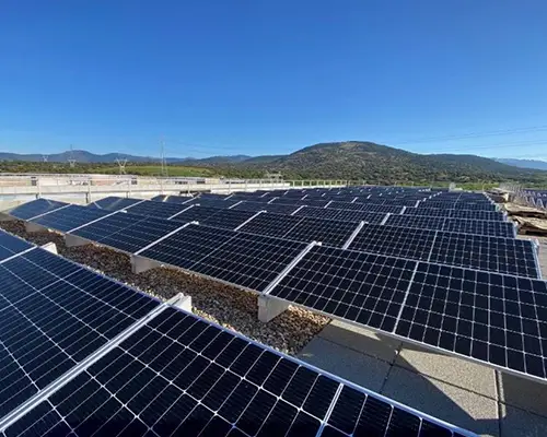 Photovoltaic-Anlage im Gelände (Foto)