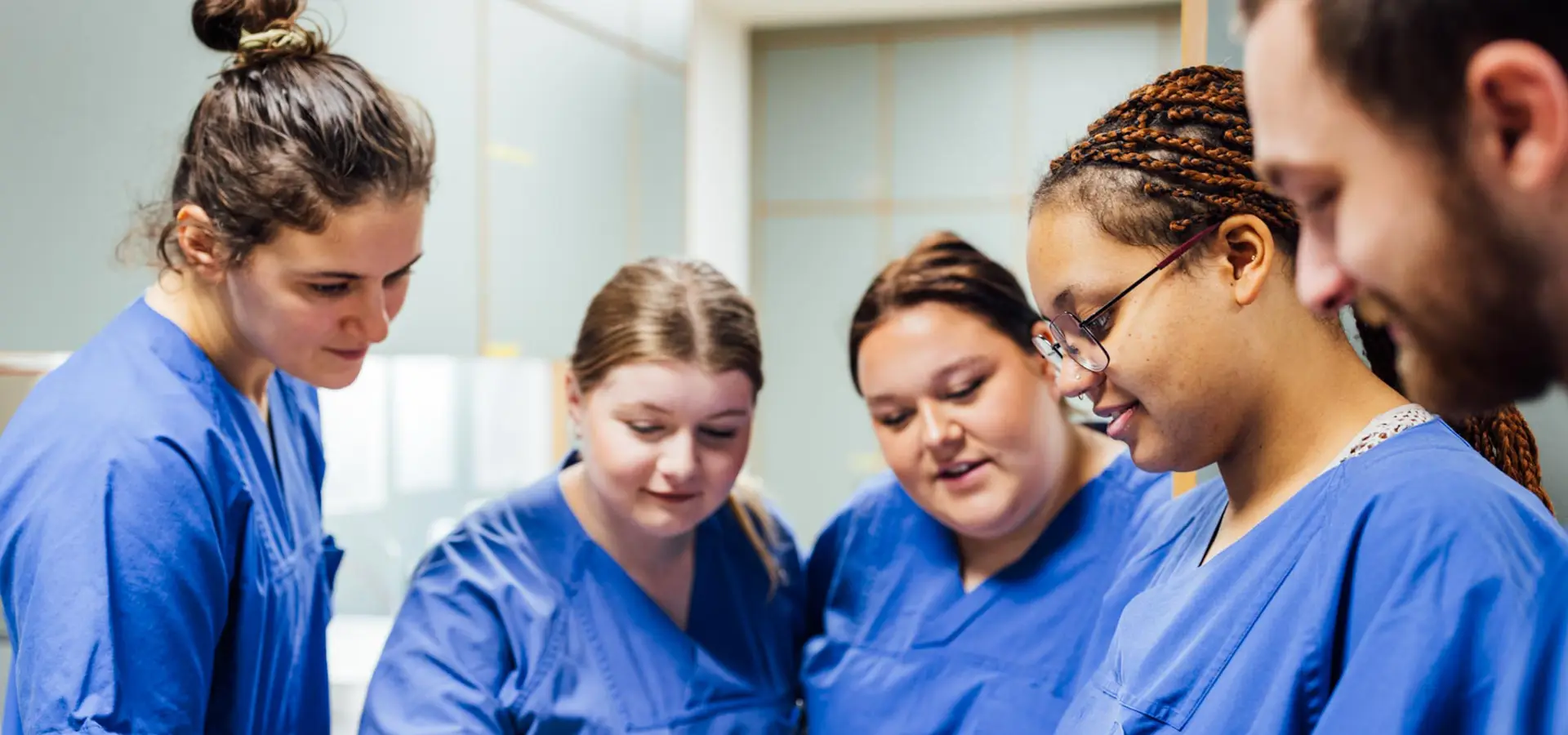 Fünf Auszubildende im Krankenhaus tauschen Erfahrungen aus (Foto)