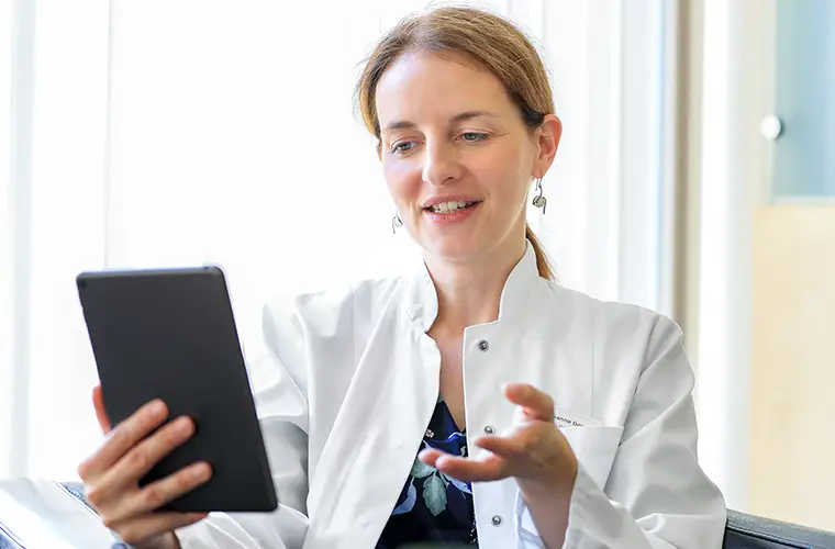 Ärztin schaut auf ein Tablet (Foto)