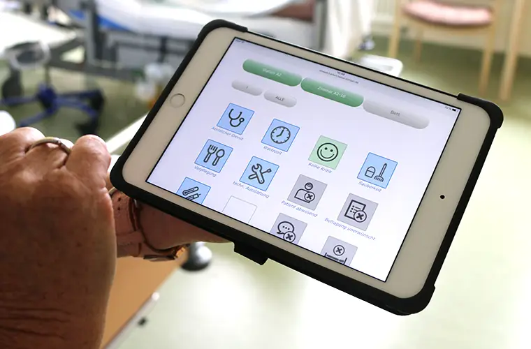 Ein Tablet als Servicemonitor im Krankenhausbetrieb (Foto)
