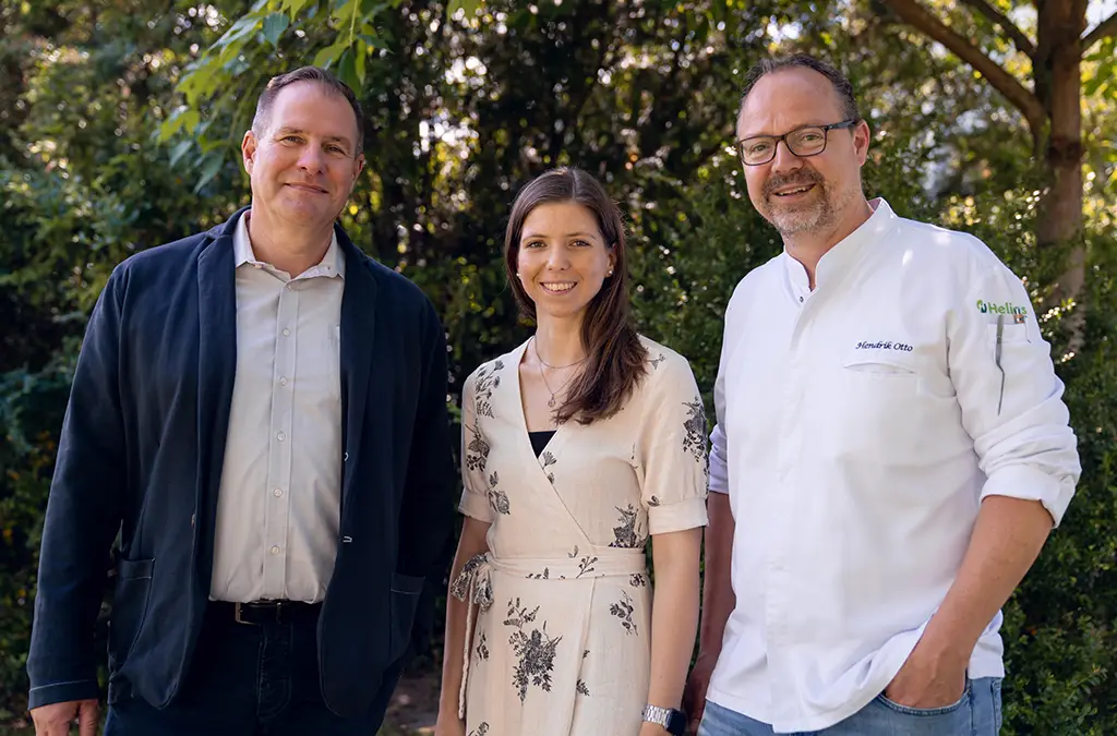 Hendrik Otto (Leiter Quality and Sustainable Culinary), Verena Kaiser (Ökotrophologin) und Till Braumann (Leiter Geschäftsbereich Catering) (Foto)