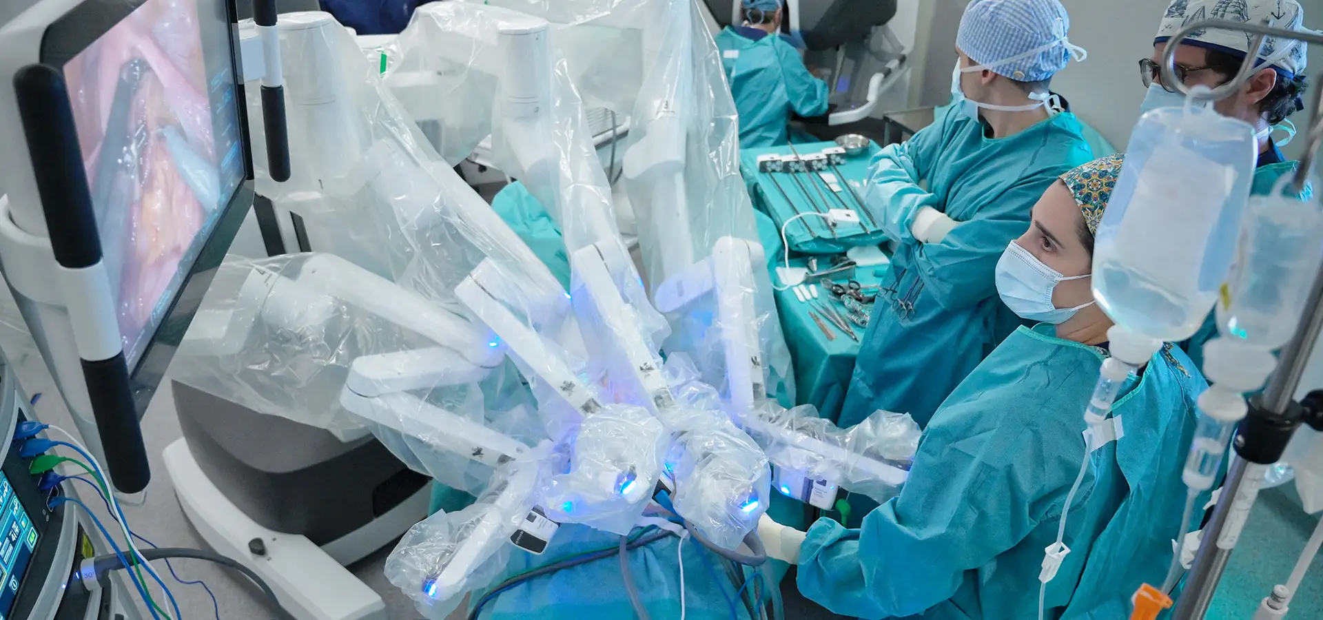 Surgical team with robot in action (Photo)