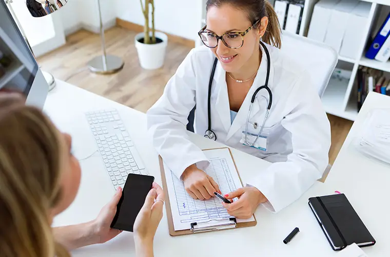 A doctor is consulting a patient (Photo)